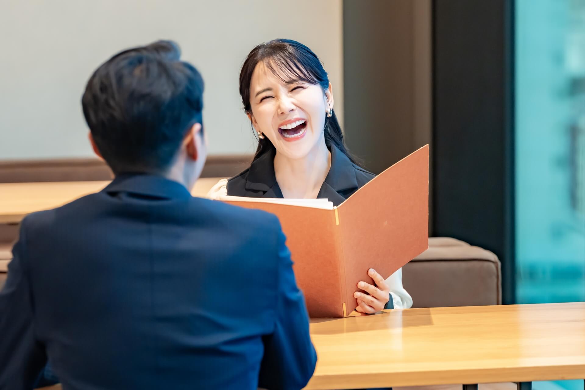 結婚相談所ジュブレ。お見合い中談笑