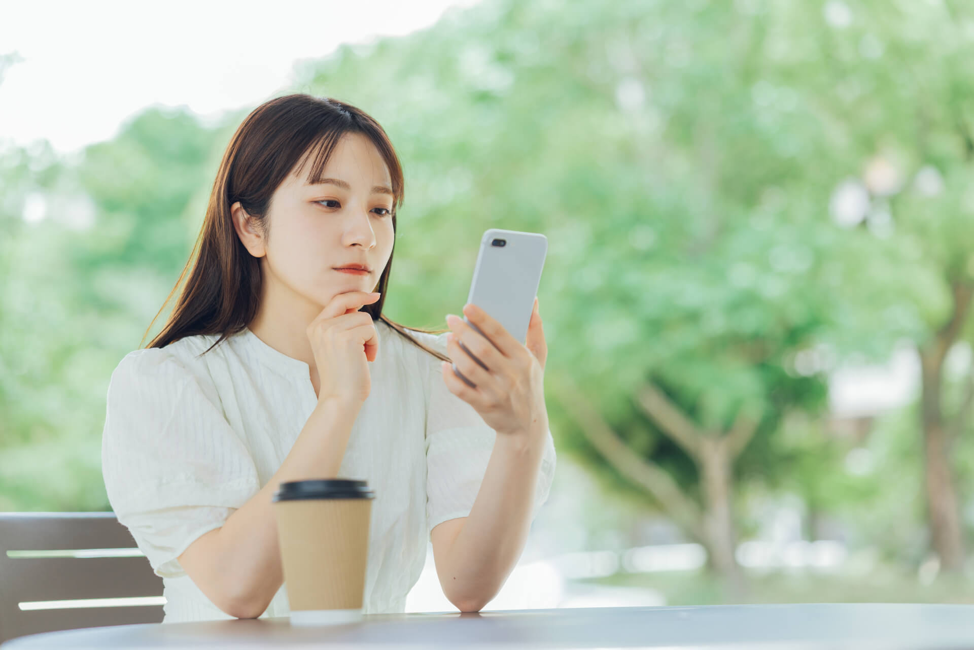 結婚相談所ジュブレ。カフェで考える婚活女性